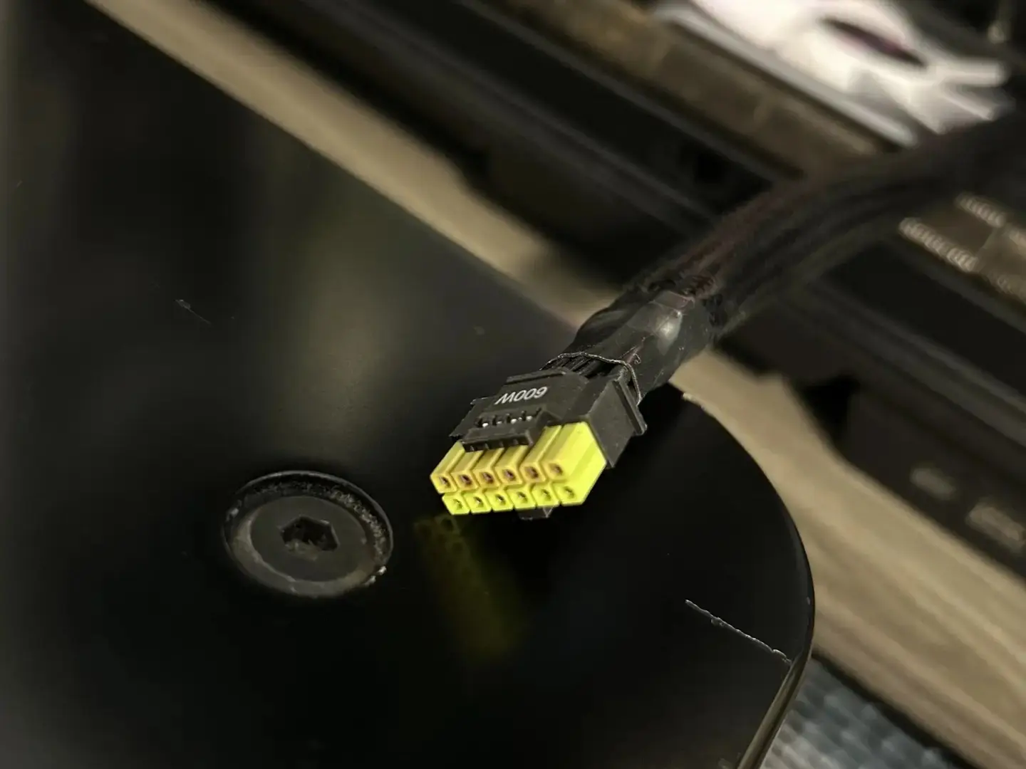 RTX 5090 1350W hız aşırtma denemesi ve konektör ısınma riskleri