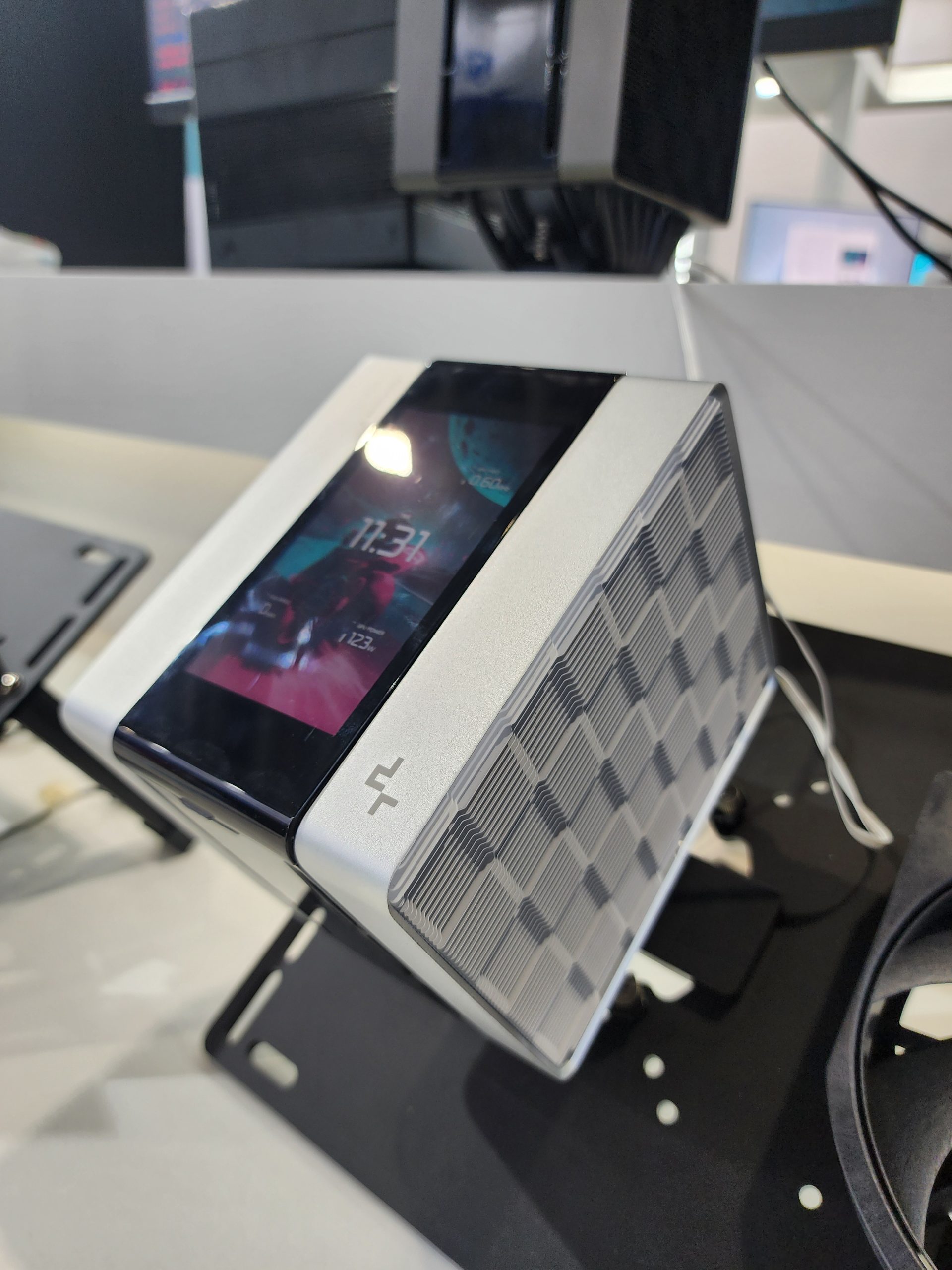Bilgisayar Dünyasında Bir İlk: DeepCool, Pompa Bloğuna Kavisli Ekran Koydu!