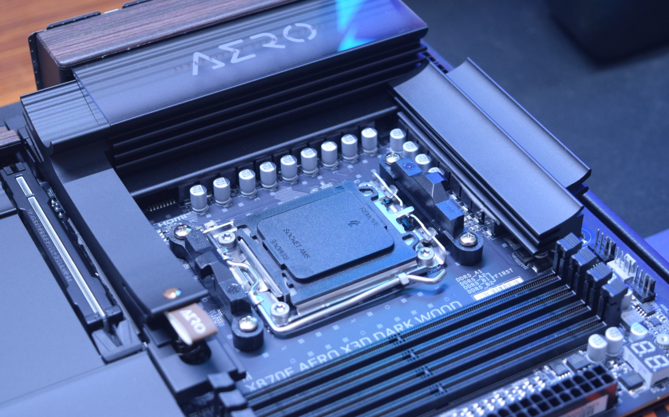 RGB Işıkları Unutun, Yeni Trend Başladı: Gigabyte X870E AERO X3D KOYU Ahşap İncelemesi!