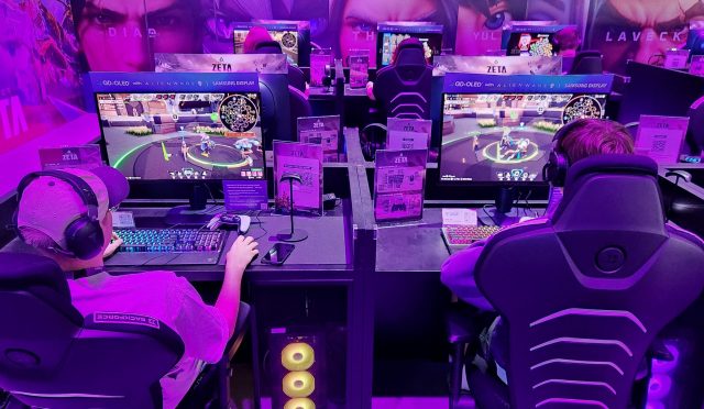 Photo-5-Visitors-previewing-the-upcoming-title-Project-ZETA-on-on-gaming-monitors-featuring-Samsung-Displays-QD-OLED-at-the-KRAFTON-booth-during-gamescom-2026-scaled